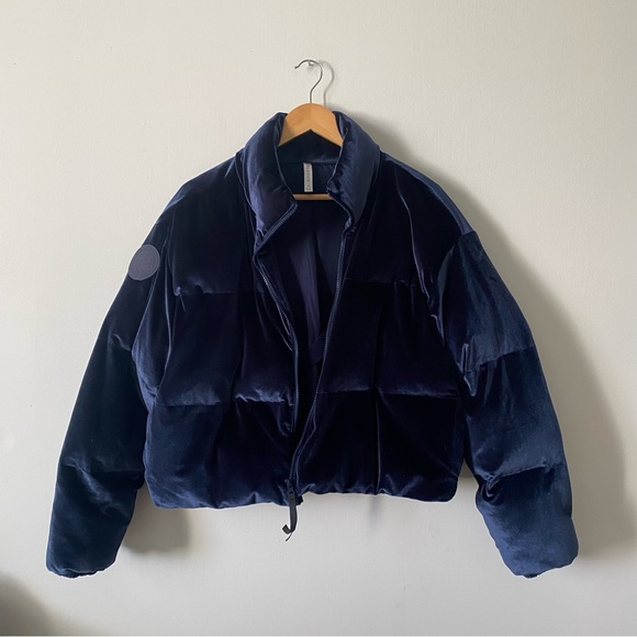 Wander Velour Fabletics Blue Velvet Puffer Cropped Jacket size M - Picture 4 of 7